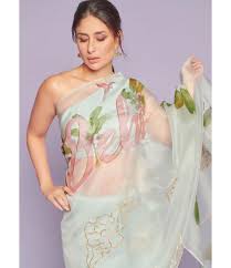 Kareena Kapoor Khan Proves That She Is Her Favourite With Her Bebo Print Saree Moviekoop Bollywood Designer Sarees Kareena Kapoor Fashion Attire