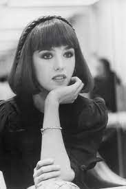 Elle devient célèbre au milieu des années 1970 grâce à la télévision puis au cinéma et accède rapidement au vedettariat. 1970s Aesthetic Laurapalmerwalkswithme Isabelle Adjani