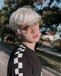Similar to the 90s look that put hollywood's youngest stars on the map, a curtains hairstyle is also synonymous with hip surfer boys. You Know You Like This E Boy Asthetic Gustavobantel On Instagram Cute White Boys Pretty People Eboy Hair