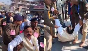 Dehradun : Uttarakhand Budget Session : भू-कानून समेत कई मुद्दों को लेकर  पूर्व MLA का प्रदर्शन, पुलिस ने हिरासत में लिया - Khabar Uttarakhand -  Latest Uttarakhand News In Hindi ...