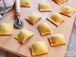 Gli agnolotti sono il tipico primo piatto del piemonte, un particolare tipo di pasta ripiena tradizionalmente preparato a · tortellini bolognesi ricetta originale, la bontà non si riesce a spiegare vale la pena impiegare un pomeriggio per farli in casa e goderseli. Qualificato Compagno Un Giorno Ricetta Di Agnolotti Piemontesi Amazon Monzacorre It