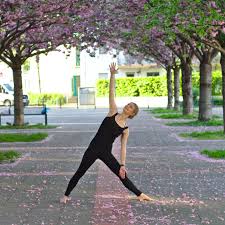 In diesem artikel lernst wie du am dein platz für die yoga praxis sollte festgelegt werden. Yoga Zuhause 7 Tipps Fur Anfanger Flugelwesen Blog Yoga Food Travel