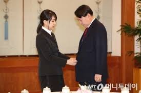 대검에서 열린 주말 결혼식은 인산인해의 하객들이 몰려들어. ìœ¤ì„ì—´ ë¶€ì¸ ê¹€ê±´í¬ ì˜í˜¹ ì§€ê¸ˆ ì´ ì‹œì ì— ëˆ„ê°€ ì™œ ë¨¸ë‹ˆíˆ¬ë°ì´