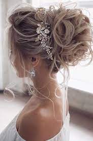 Un chignon romantique parfait pour vos demoiselles d'honneur ou pour une coiffure de mariée un peu bohème. 33 Coiffures Demoiselles D Honneur Les Plus Chaudes Pour Les Cheveux Courts Et Longs Coiffure Blog Coiffure Demoiselle D Honneur Coiffure Mariee Chignon Coiffure De Mariage Chignon