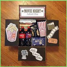 Cadeaux Idees Movie Night Gift Box Giftforboyfriend Cadeauideasinajar Idee Cadeau Anniversaire Cadeau Anniversaire Meilleur Ami Cadeau Anniversaire