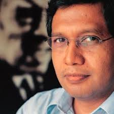 Informamos a la comunidad UP del sensible fallecimiento de nuestro profesor  y amigo Francisco “Paco” Tumi Guzmán. La pasión de Paco por la docencia y  la literatura marcó la formación de cientos