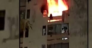 Jun 23, 2021 · 石硤尾白田邨發生火警。今晨(23日)9時33分，白田邨11座一單位起火，有煙由窗戶冒出，一度傳出爆炸聲響，驚動邨內居民報警。消防迅速到場架起雲梯，向單位內射水灌救，35分鐘後將火救熄，又派出搜救隊協助大廈住客疏散，並搜索事發單位。 Uaahvboopnvuam