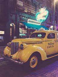 おしゃれ イエローカブ レトロ これに乗って旅したい 夜の街 海外 pics photographer antique cars