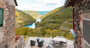 Inaugurado en el año 2012, es un establecimiento que dispone de los servicios de un sofisticado hotel sin perder el encanto propio de una casa rural. Cabo Do Mundo Casa Rural En La Ribeira Sacra Lugo