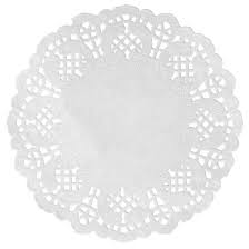 Ce modèle reprend les motifs et veinures du marbre avec des dégradés subtils de gris. Set De Table En Papier Dentelle Blanc Decoration De Table De Fetes