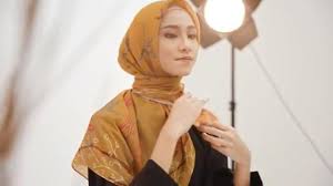 Mulai dari membuat blog pribadi tentang tutorial hijab segi empat, dan tutorial jenis hijab lainnya. Tutorial Hijab Segi Empat Motif Yang Pas Untuk Lebaran Ramadan Liputan6 Com