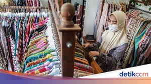 Pakaian batik kini sudah tidak asing lagi untuk anda yang berjiwa muda,karena. Biar Produk Umkm Laku Pengusaha Usul Wajib Berbatik 3 Kali Seminggu
