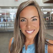 Hey @IHExperiences students! Interested in a career in Commericial Real  Estate? Join us to hear from Tyler Wiggers from Miami University Farmer  School of Business! 🙌🏽#ihpromise @IHSchools @indianhillEC