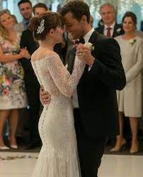 El Vestido De Anastasia Steele En La Pelicula Fue Un Diseno De Nbsp Nbsp Moniquelhuillierbride Grey Wedding Dress Evening Dresses Elegant Beautiful Dresses