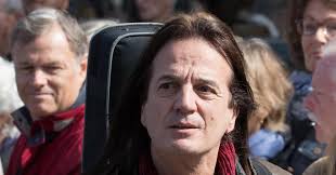 En effet, nos confrères du parisien révèlent ce matin que francis lalanne sera absent. La Star De La Chanson Francaise Debarque Dans Le 8 9 Francis Lalanne Sera Tout L Ete Sur Vivacite
