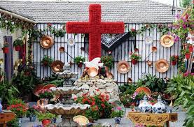 Se suele celebrar en días cercanos al 3 de mayo. The 10 Festivals You Can T Miss In Andalucia Christmas Wreaths Holiday Decor How To Make Notes