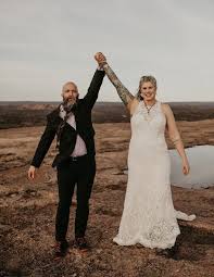 Fredericksburg is a town of 10,000 inhabitants located just about 75 miles from either san antonio or austin. Fredricksburg Weddings Reviewed By Photographer Nikk Nguyen Photo