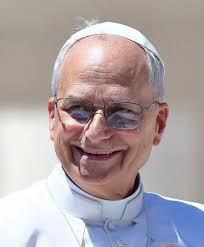 Ang iilan sa mga pamahiin ng mga Pinoy sa tuwing may patay na ginagawa  kadalasan ng mga Katolikong Pilipino: 1. Bawal maligo 2. Bawal magsuklay 3.  Kinakailangan takpan ng Telang puti ang