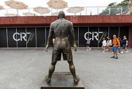 Cristiano ronaldo und seine kinder Die Statue Christiano Ronaldo Vor Dem Eintritt Zum Museum Cr 7 In Funchal Auf Madeira Redaktionelles Stockfoto Bild Von Haltung Anzeige 80747503