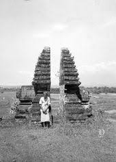 Potret Seorang Pria Di Candi Cetho Karanganyar Jawa Tengah 1948 Candi Indonesia Lingkungan Hidup