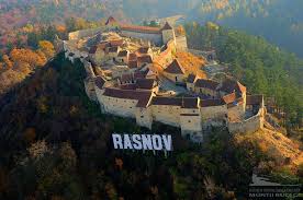 Cetatea râșnov este ansamblul fortificat situat pe dealul calcaros aflat la sudul orașului râșnov din județul brașov, unul din cele mai bine păstrate ansambluri fortificate din transilvania. Cetatea RaÈ™nov Pret