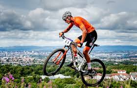 De wereldkampioen reed in de derde ronde weg van de tegenstand, waarna hij met ogenschijnlijk gemak naar de zege soleerde. Veelvraat Mathieu Van Der Poel Rijdt Naar Europese Titel Mountainbike Wielrennen Ad Nl