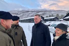 Een bomaanslag in de regeringswijk van de noorse hoofdstad oslo en daaropvolgend een schietpartij op een politiek jeugdkamp op het eiland utøya. Wintertraining In Noorwegen Door Veiligheidssituatie Oostelijker Nieuwsbericht Defensie Nl