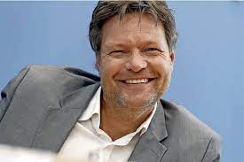 Robert habeck ist der parteichef der grünen. Landesgrune Fordern Kanzlerkandidaten Robert Habeck Liegt In Umfragen Vorn