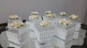Caixa De Acrilico Para Convite De Casamento Caixa De Acrilico Transparente 5cm X 5cm Com Fita Branca Bordada De Algodao E 3 Colunas De Mini P Caixa De Acrilico Decorada Caixas Decoradas Caixa De Acrilico