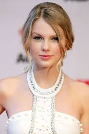 Taylor Swift S Amazing Beauty Transformation Through The Years Taylor Swift Hair Taylor Swift Hot Taylor Swift Pictures