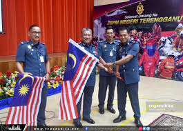 Topi keledar dan kapak bersilang bermaksud keselamatan kepada personel jabatan yang memberikan. Pelancaran Mengibarkan Jalur Gemilang Di Jabatan Bomba Dan Penyelamat Malaysia Negeri Terengganu Trdi News