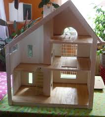 Ein großer pluspunkt dabei ist, dass sich das kind an der gestaltung beteiligen kann. Es Hat Gedauert Aber Nun Ist Es Weitgehend Geschafft Der Umbau Des Haupthauses Ist Fertig Die Obere Etage Der Kartonhaus Barbie Puppe Haus Playmobil Haus