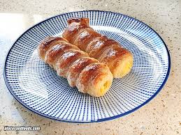 It's boozy and fruity, with loads of cherries, apricots and raisins. Fruity Cake House Klang Famous Apple Strudel