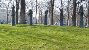 He is remembered today as an emblem of the resistance, owing mainly to his role in unifying the french resistance under de gaulle and his courage and death at the hands of the. Le Monument A Jean Moulin