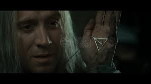 Alors que l'oncle vernon, la tante pétunia et son cousin dudley reçoivent d'importants invités à dîner, harry potter est contraint de passer la nuit dans sa chambre. Harry Potter And The Deathly Hallows Part 1 2 Blu Ray