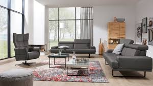 Du Hast Ein Dunkles Sofa Dann Setze Mit Einem Teppich In Deinem Wohnzimmer Farbklekse Interlivingwohnzimmerserie4152 Teppiche Dunkles Sofa Wohnen Wohnzimmer