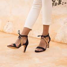 Qu'elle soit en pantalon chino bleu marine ou en robe en jean, elle joue la carte de la fantaisie avec. Sandales A Talons Bleu Marine L Inoubliable Sandales Bleues Talons Sandales A Talons Bleu Marine Sandales A Talons