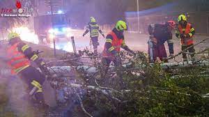 Rettung nach sturz beim mittagkogel. Oo Sturm Gewitter Mit Etwa 400 Einsatzen Am 10 Juli 2020 Fireworld At