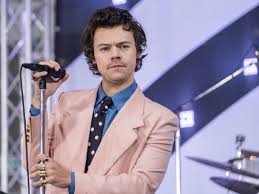 Harry styles has been in the public eye for years, and he has been a heartthrob the whole time. Noivovv9c5igjm