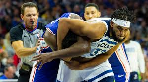 Er ist 5 fuß 10 zoll groß, was ihn zwar nicht zum größten mann der welt macht, ihn aber dennoch dazu bringt, das kästchen auf gute größe zu überprüfen. Grosse Bagarre Entre Joel Embiid Et Karl Anthony Towns Nba Basket Usa