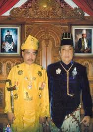 Ironinya, raja noor jan seakan diterima oleh sebahagian rakyat dan mempunyai bilangan pengikut yang ramai. Sultan Melaka Ke 44 Page 6 Carigold Forum