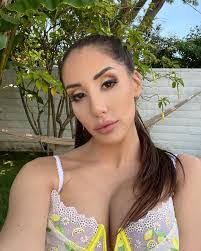 Naomi Rhoades's Instagram, Twitter & Facebook