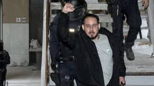 .policías por la libertad (politie voor vrijheid) om te protesteren tegen beperkingen vanwege het beschermen en dienen! met gezangen van vrijheid, vrijheid! bereikten de demonstranten de. Wie Is Pablo Hasel Deze Rapper Die Een Symbool Is Geworden Van Vrijheid Van Meningsuiting