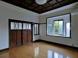 これはグッときちゃいますね ガラスの入った建具もいいし 天井も それに出窓にちょっと 棲家 自宅で 家