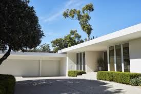 Modernist architecture may seem brutal, simplistic, and crude at times. Modern Or Contemporary What S The Difference In Home Styles Wsj