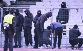 Συγκεκριμένα, λίγο πριν τις 5:00 το απόγευμα του σαββάτου, στη νερατζιώτισσα, οπαδοί της αεκ υποχρέωσαν με τη βία πέντε οπαδούς του παοκ να αποβιβαστούν. Epeisodia Sto Oaka Meta To Aek Paok Stoplekto Gr