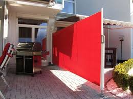 Brise Vue Retractable En Rouge Vif Et Alu Sol En Paves De Beton Et Buis Tailles Ombre De Pergola Toit De Patio Pergola