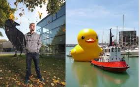 He is known for playful urban installations such as the rubber duck and the florentijn hofman was born on 16 april 1977 in delfzijl in the netherlands. Bebek Raksasa Karya Seniman Florentijn Hofman Bakal Hadir Di Hongkong Tribunnews Com Mobile