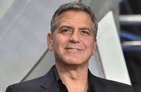 Colin davey via getty images george clooney poses with a model of batman during a photocall for batman and robin at planet hollywood in 1997. 20 Tahun Berlalu George Clooney Masih Sesali Perannya Di Batman Robin