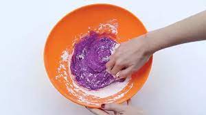 Jouer avec le slime est une activité sensorielle idéale pour les enfants. 3 Manieres De Faire Du Slime Sans Colle Ni Borax